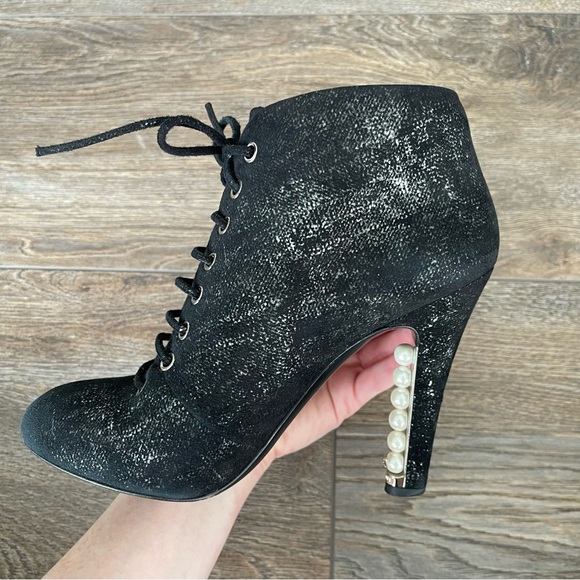 Chanel Pearl CC Logo Black Boots - Picture 12 of 14